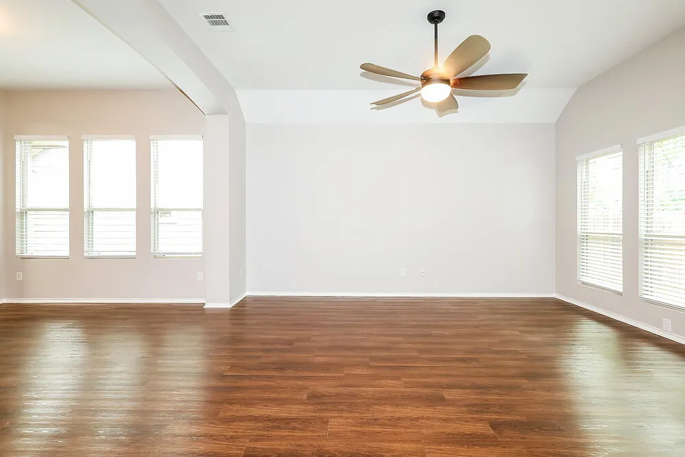 3 bed, 2.0 bath, 1856 sqft, $1,905 — Photo 3