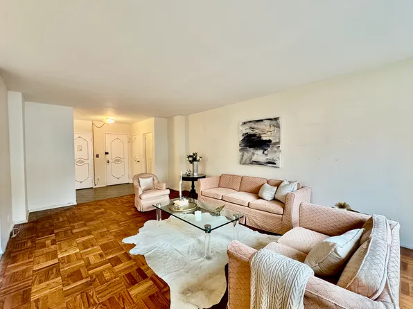 20 East 9th Street image 4 of 29