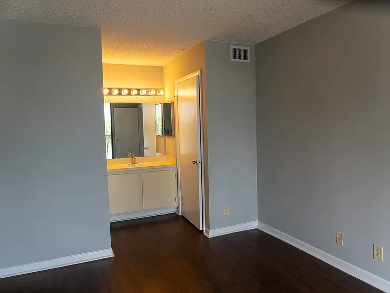 Bella Lago Vista — Photo 27