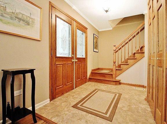 3rd image of 1818 E Canterbury Dr