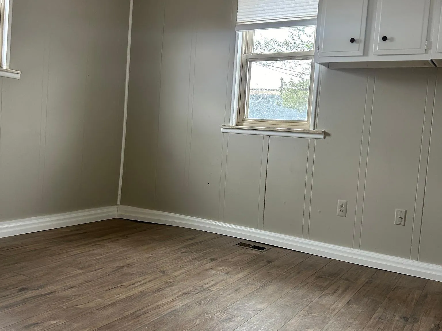 117 W Grand River Ave — Photo 2