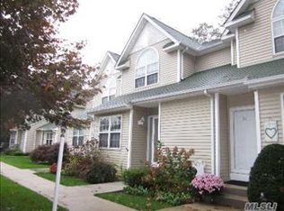 22 Heckscher Spur Dr, East Islip, NY 11730