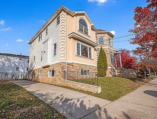 1st image of 85 Mason Blvd #2