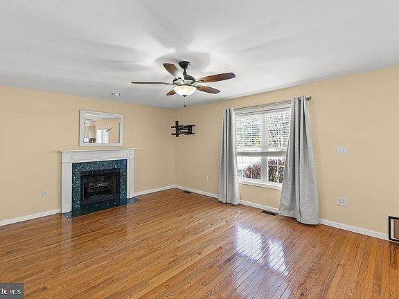 3rd image of 137 Caspian Dr
