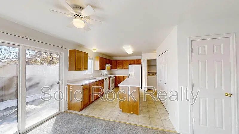 3 bed, 2.0 bath, 1185 sqft, $1,600 — Photo 2
