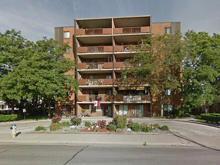 483 Christina St N — Photo 11