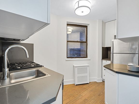 3rd image of 414 W 49th St APT 2C