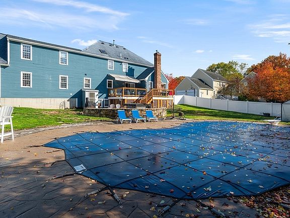 3rd image of 4 Horseneck Rd