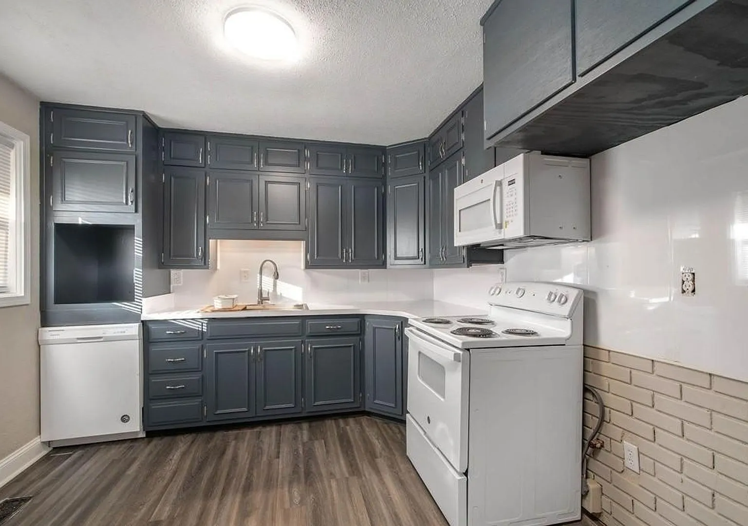 Newly Remodeled 3 Bedroom Ranch with 2 Full Baths — Photo 4