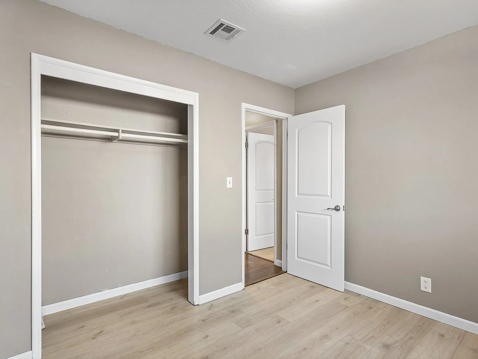 3 bed, 1039 sqft, $4,250 — Photo 3