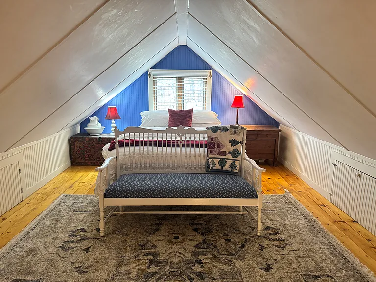 3rd bedroom with queen bed. Upper level loft