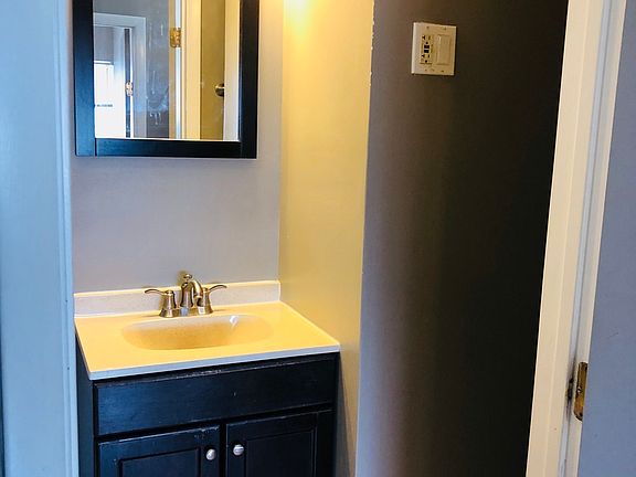4th image of 609 Oakton St APT 3A