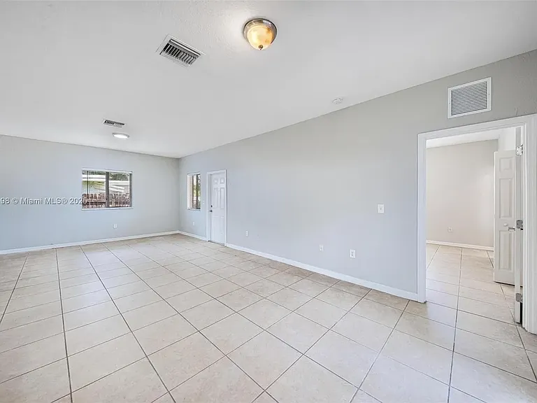 6124 SW 39th St — Photo 15