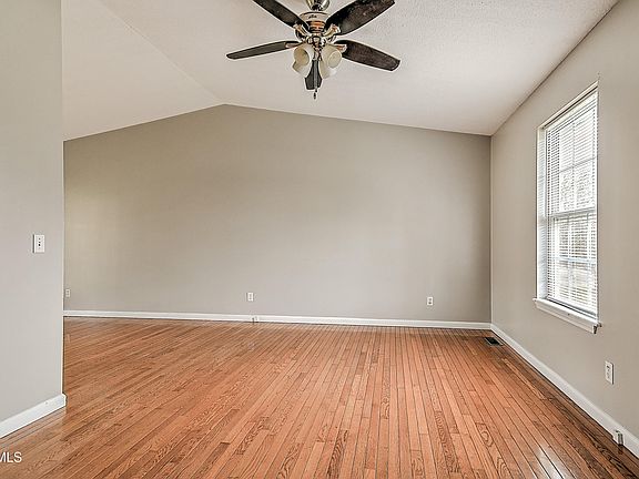 4th image of 220 Peters Rd