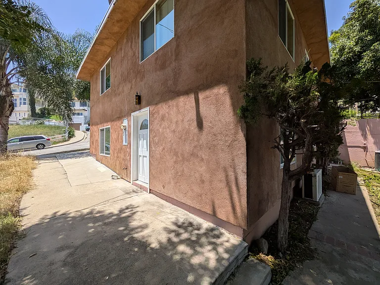 922 De La Fuente St — Photo 13