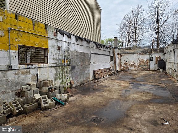 4th image of 1750 Logan St