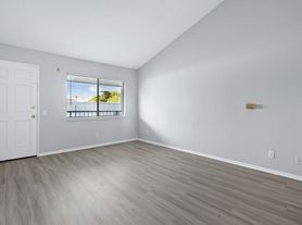 Roswell Avenue (905), 2 beds  2.0 baths (750 sqft)