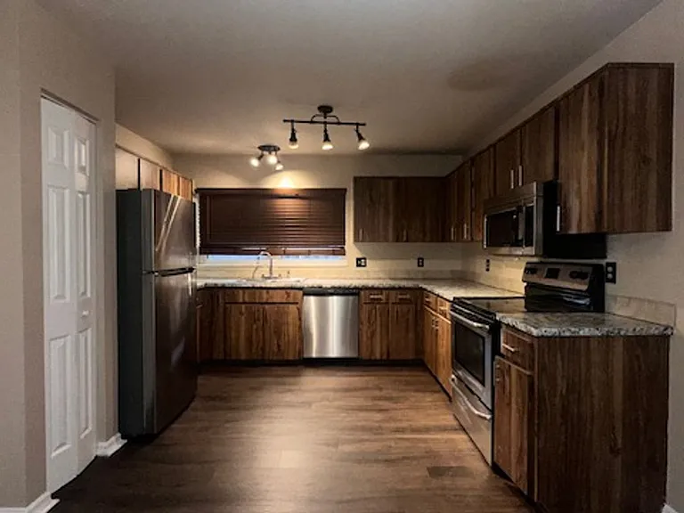 507 Hunter Cir — Photo 4