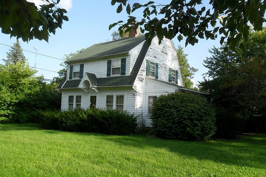 2nd image of 619 SW D St