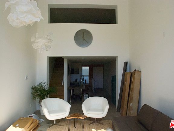 3rd image of 8613 W Pico Blvd