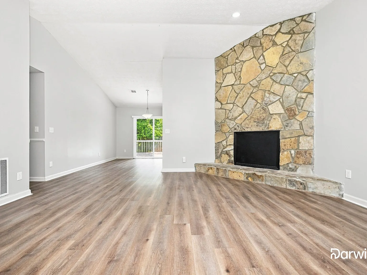 3 bed, 2.0 bath, 1264 sqft, $1,730 — Photo 4