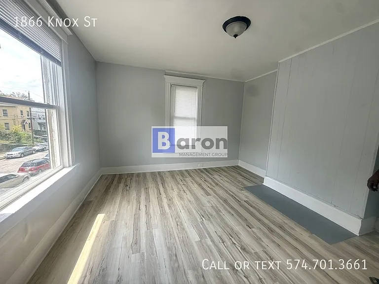 1866 Knox St — Photo 5