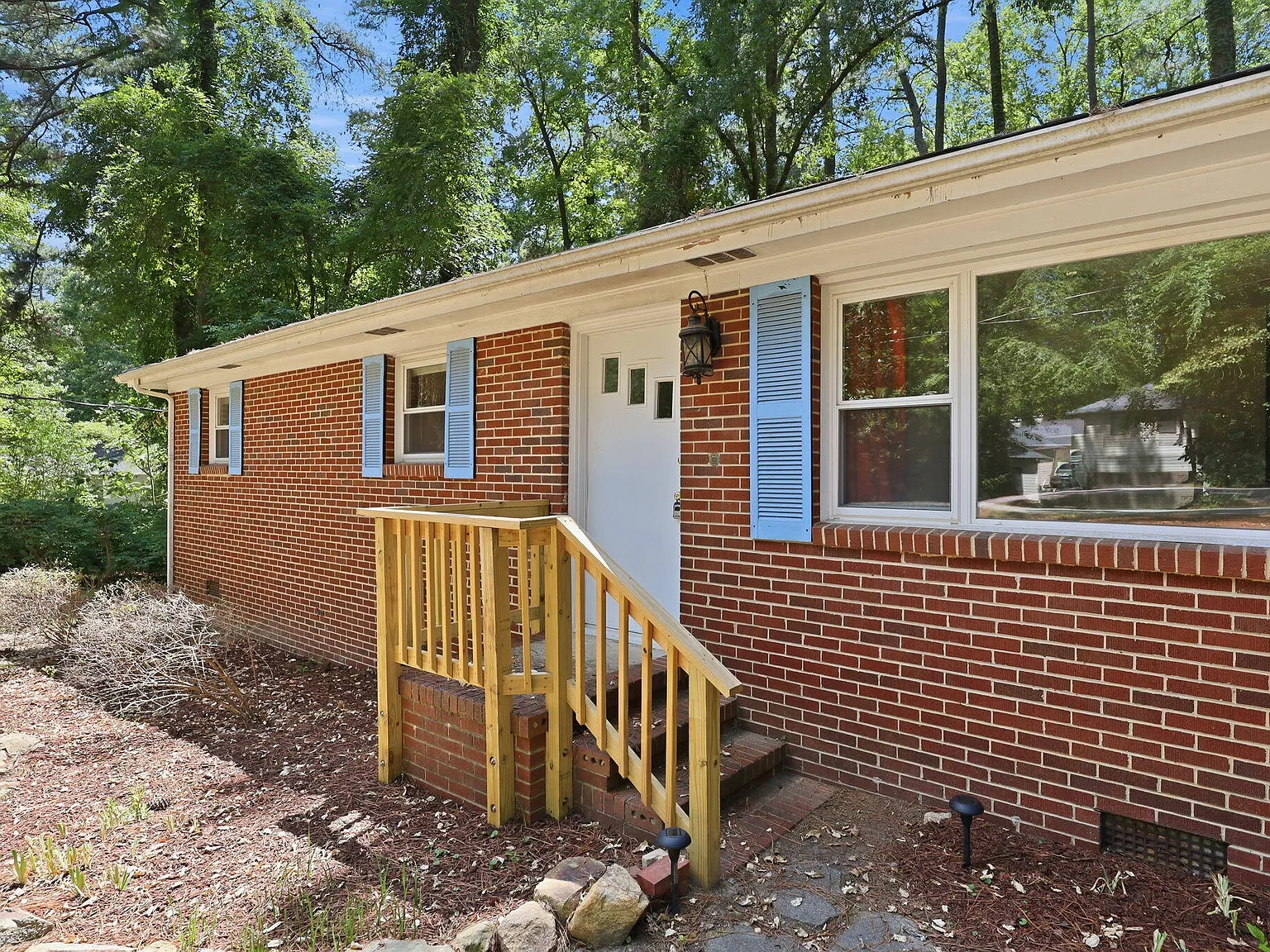 3 bed, 2.0 bath, 1600 sqft, $2,395 — Photo 3