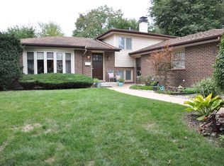 18W037 Holly Ave, Darien, IL 60561