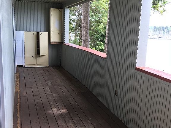 2nd image of 1509 E Bay Dr NE