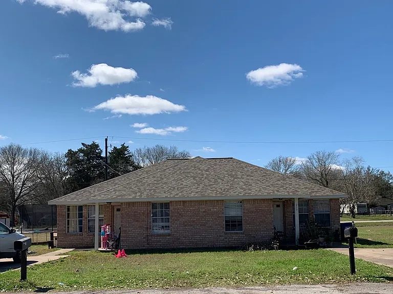 217 Hunters Ln — Photo 2