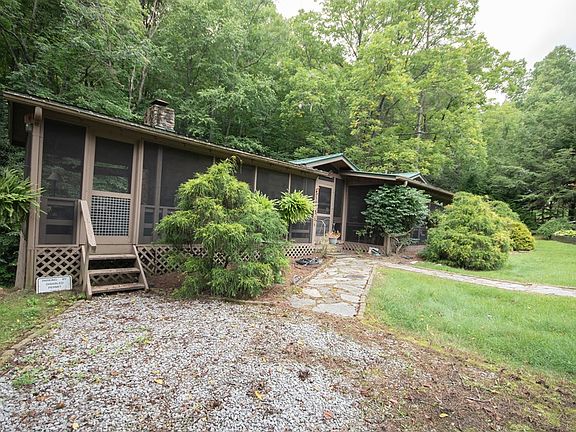 5th image of 64 Cedar Wood Dr