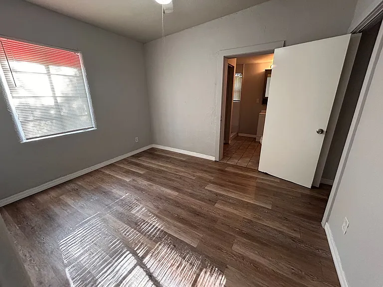 1648 Loyola Dr N — Photo 10