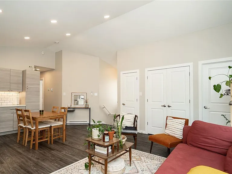 427 Saint Jean Baptiste St — Photo 2