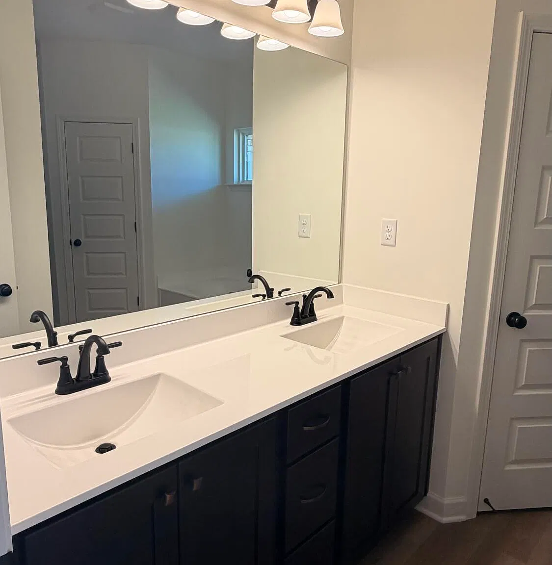 4 bed, 2.0 bath, 1839 sqft, $2,400 — Photo 3