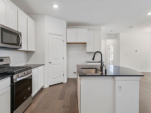 Mockingbird Park Cottages - Cardinal Interior Image 4