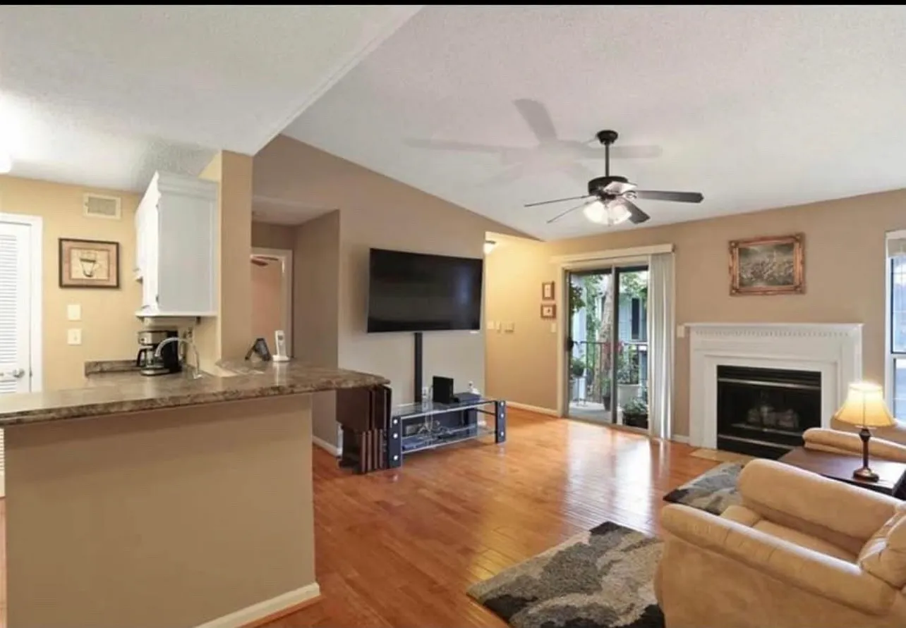 1 bed, 1050 sqft, $1,250 — Photo 1