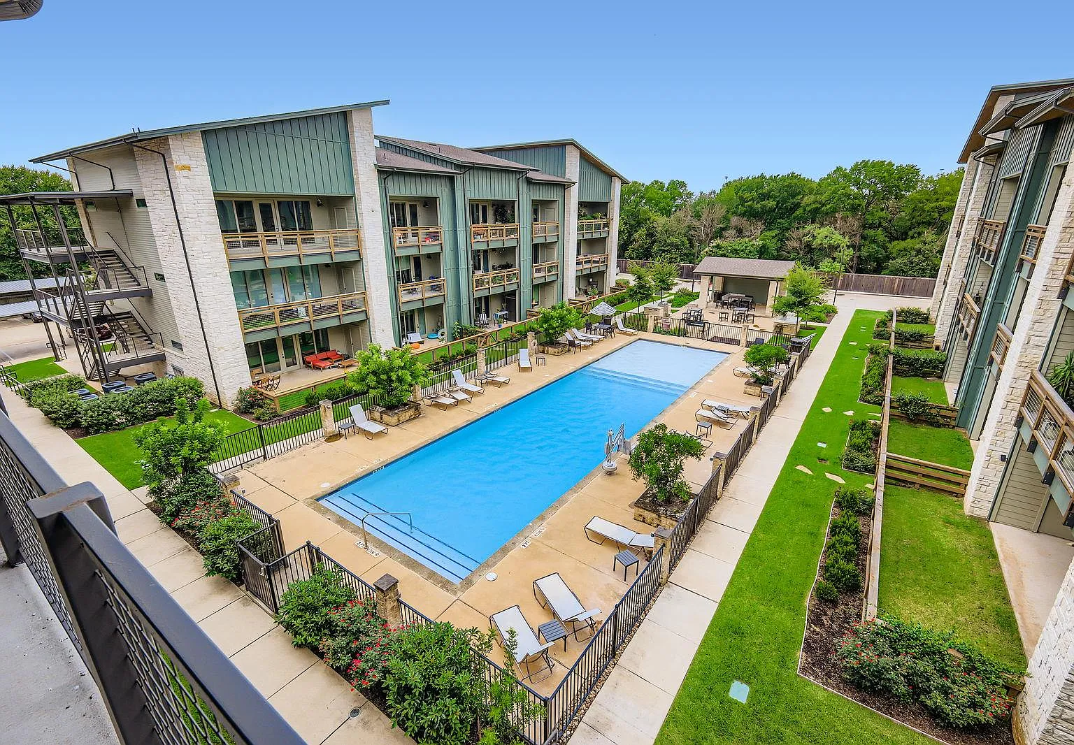1 bed, 1.0 bath, 906 sqft, $2,125 — Photo 1