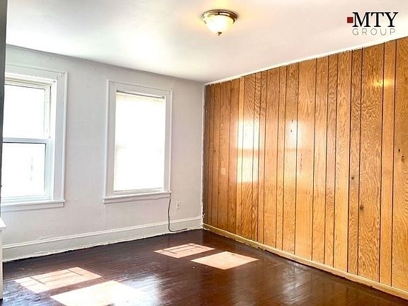 4th image of 20-52 32nd St #2RR