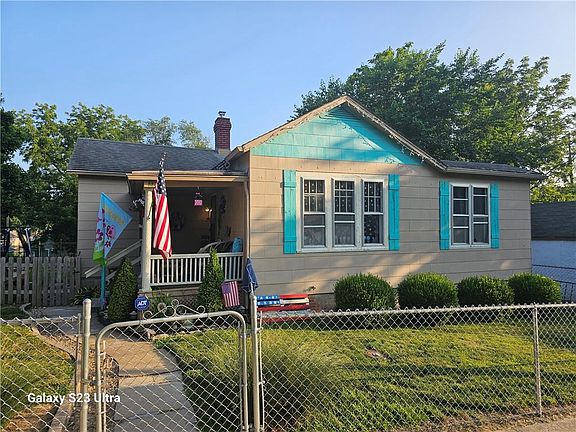 2nd image of 823 Dakota St