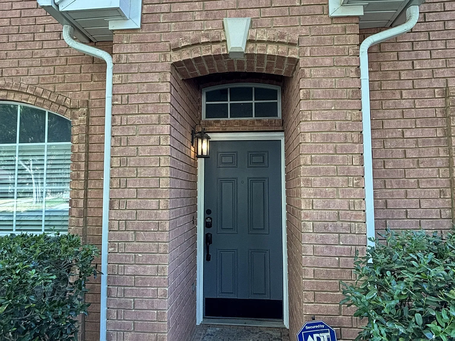 3 bed, 2401 sqft, $2,595 — Photo 2