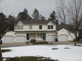 234 Meadow Pointe Dr, Fenton, MI 48430