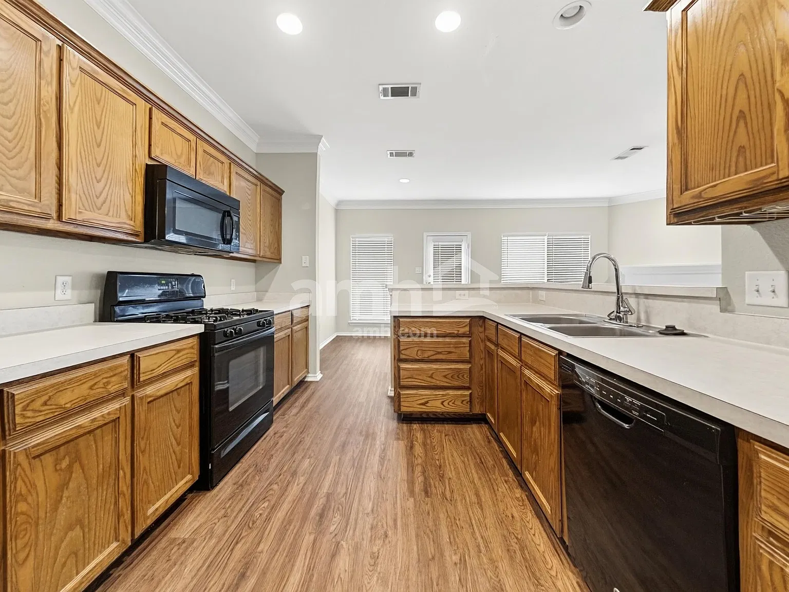 4 bed, 2.0 bath, 1860 sqft, $2,395 — Photo 4