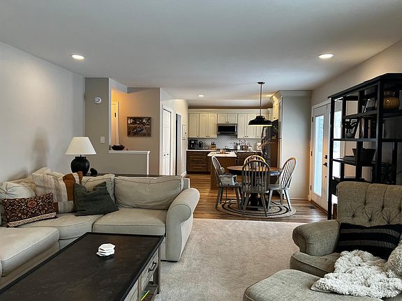 direct line of sight from family room to the kitchen