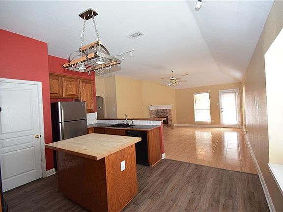 5th image of 236 Fox Wood Dr