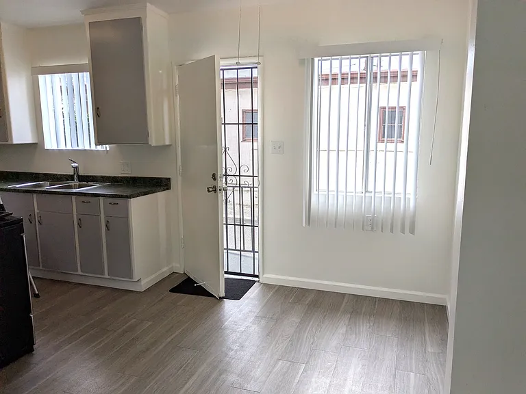 921 W Angeleno Ave — Photo 6