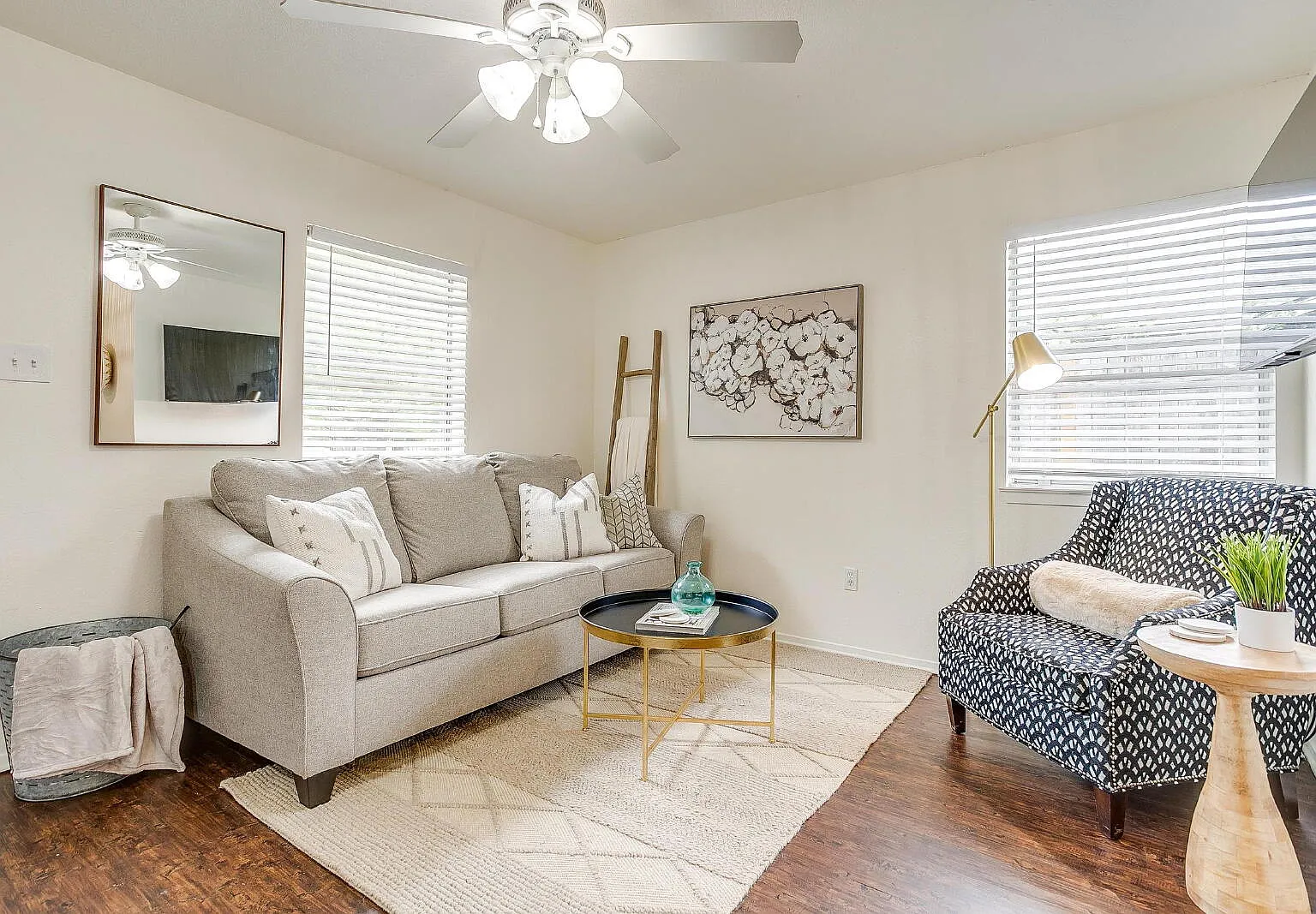 2 bed, 1.0 bath, 699 sqft, $1,295 — Photo 3