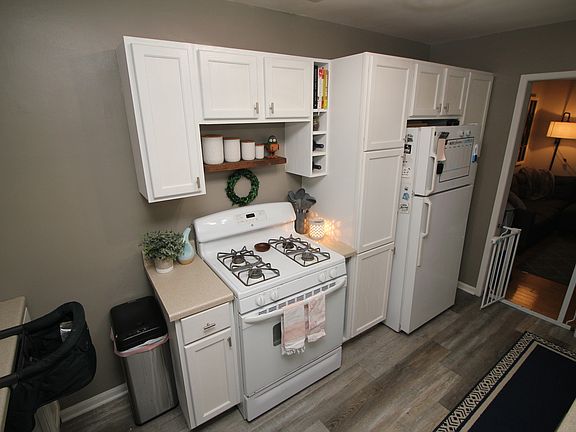 4th image of 1374 Hirsch Ave