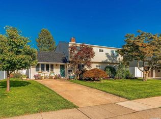 7 Cable Ln, Hicksville, NY 11801