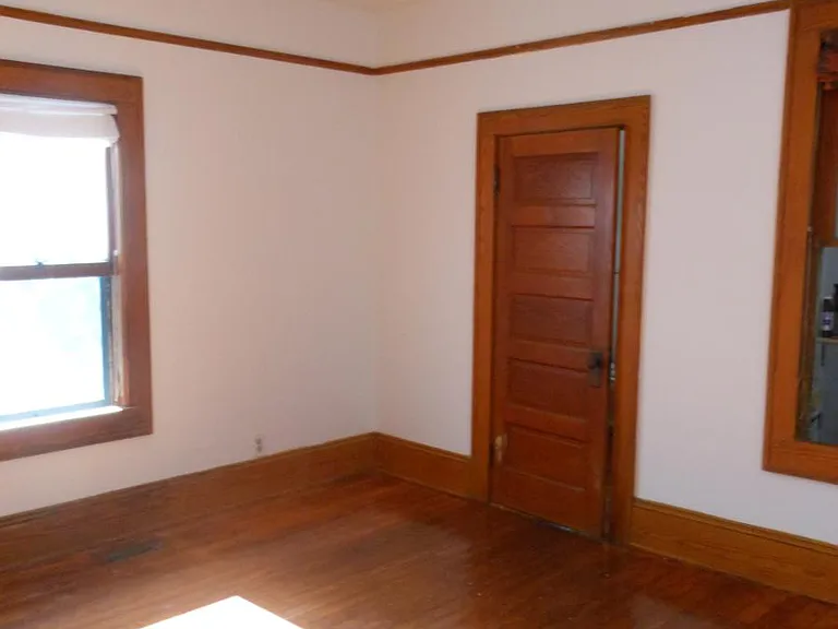Middle Bedroom - door to bathroom