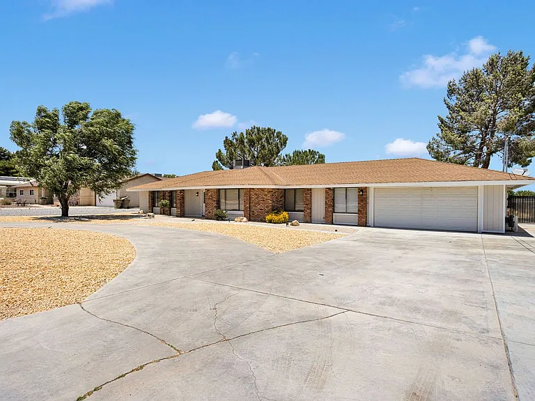 15262 El Centro Rd — Photo 2